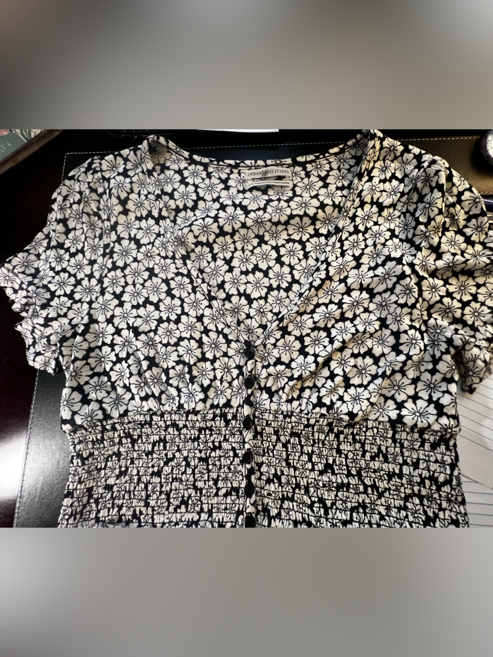 URBAN OUTFITTERS BLACK & WHITE FLORAL SMOCKED CROP TOP.  LARGE.  VISCOSE - Picture 5 of 7